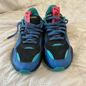 Man Blue and black puma running system